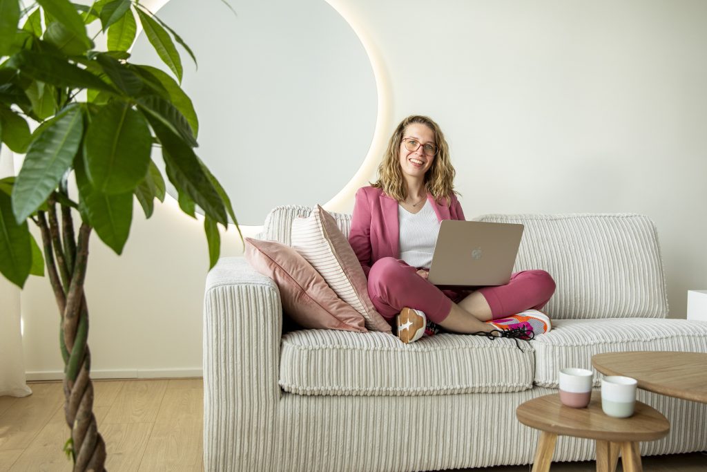 Virtual assistant Alice toont haar nieuwe professionele look tijdens de fotoshoot.