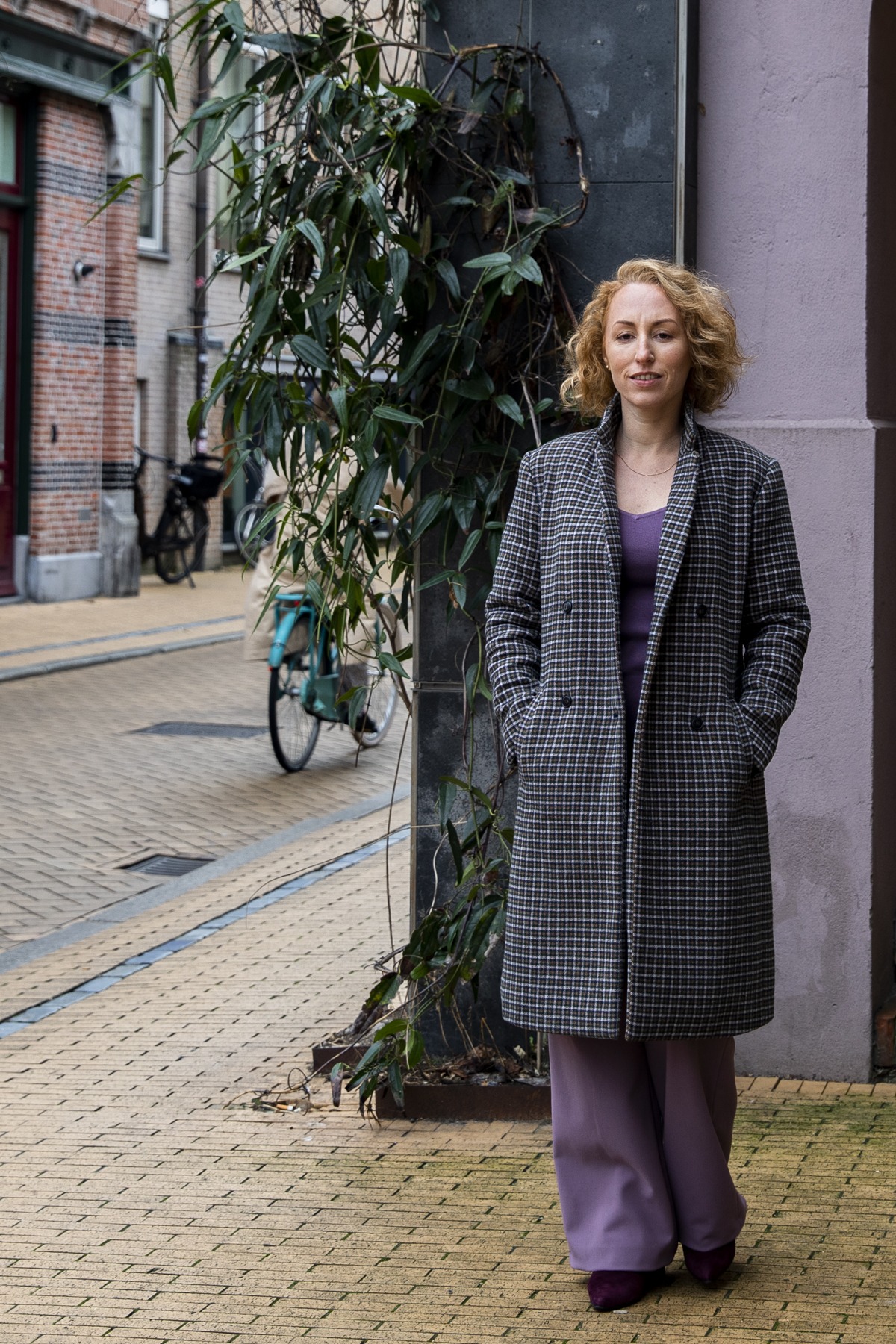 Een stijlvolle en sterke foto van een vrouw die online zichtbaar wil zijn om meer klanten te trekken